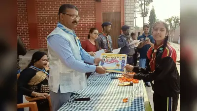 स्कार्फ पहनाकर अतिथियों को किया सम्मानित