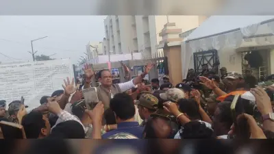 इरफान के हैट्रिक जीत पर समर्थकों ने उड़ाये गुलाल, बांटी मिठाई