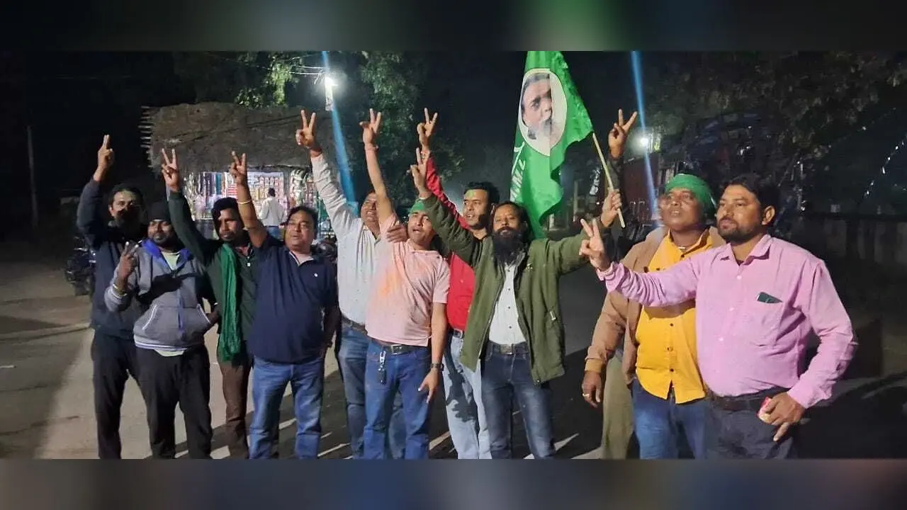कुंडहित में झामुमो कार्यकर्ताओं ने मनाया जीत का जश्न