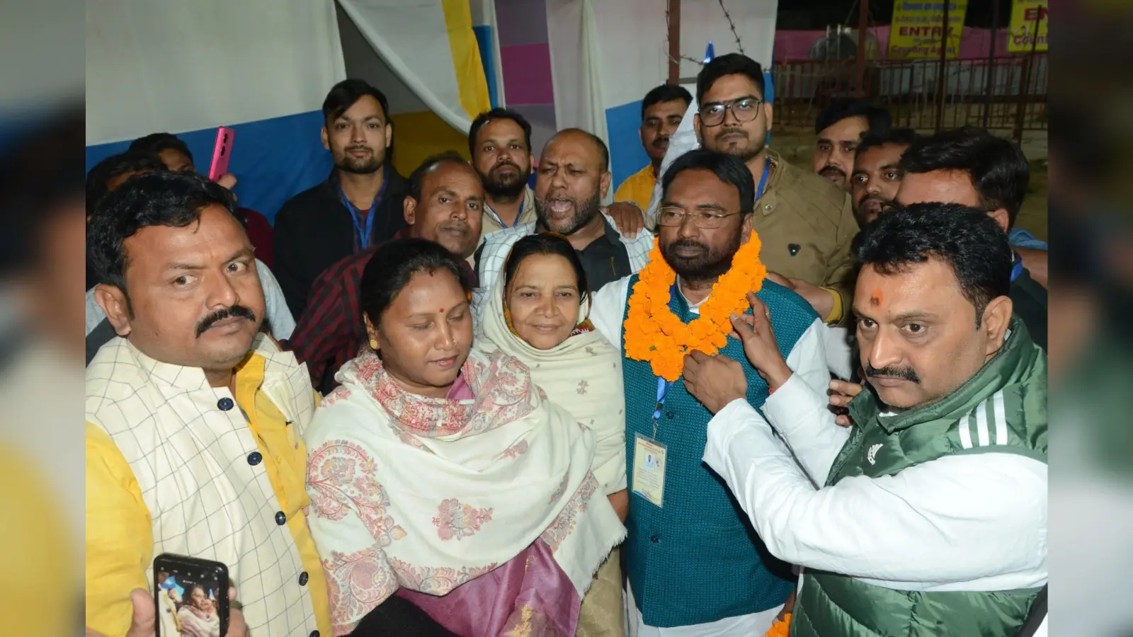 जीत के बाद समर्थकों ने हफीजुल, सुरेश व चुन्ना का किया भव्य स्वागत