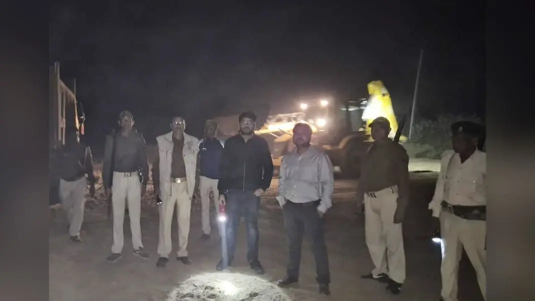 अवैध रूप से हो रहे बालू खनन की खबर पर पुलिस ने की छापेमारी