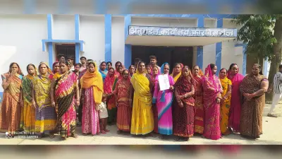 नाला निर्माण की मांग को लेकर ग्रामीणों ने एसडीओ को सौंपा ज्ञापन