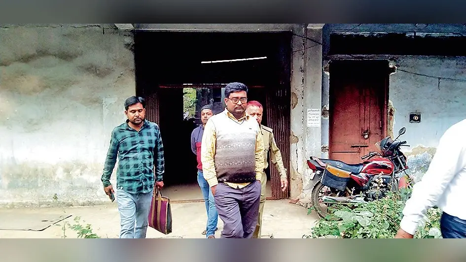 लाखों के गबन में शक्तिगढ़ का व्यापारी गिरफ्तार
