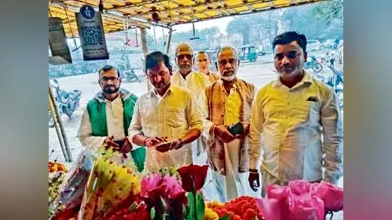 Bokaro News: फूल की माला व मिठाई दुकानों पर रही भीड़, पटाखों की भी रही डिमांड