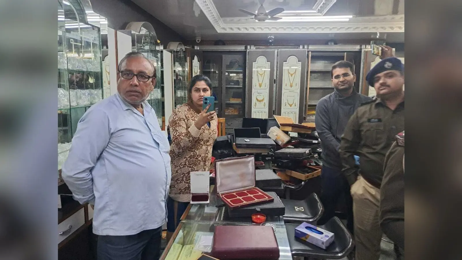 ग्राहक बनकर पहुंचे हथियार से लैस आधा दर्जन अपराधियों ने की लूटपाट