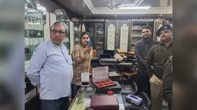 ग्राहक बनकर पहुंचे हथियार से लैस आधा दर्जन अपराधियों ने की लूटपाट