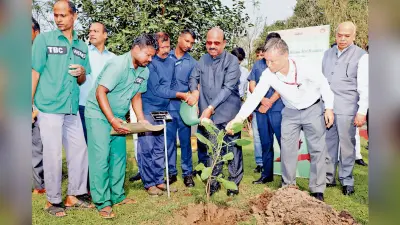 राज्यपाल ने सीएम को मिठाई के साथ भेजा पत्र