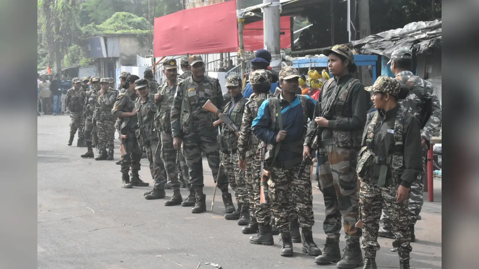 DHANBAD NEWS : मतगणना स्थल पर दोपहर में भीड़ लगी, तो सुरक्षा घेरा बना खड़े हो गये जवान