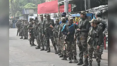 DHANBAD NEWS : मतगणना स्थल पर दोपहर में भीड़ लगी, तो सुरक्षा घेरा बना खड़े हो गये जवान