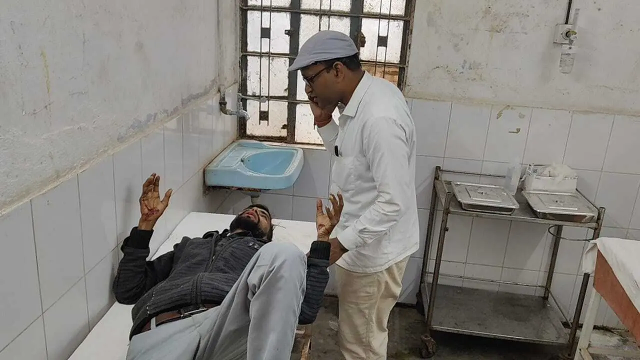 बाइक की आमने-सामने की टक्कर में तीन घायल