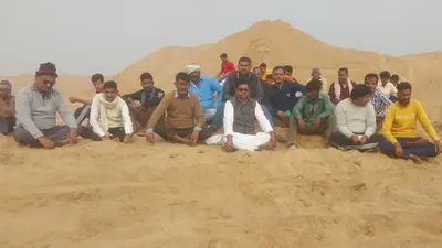 बालू खनन में अनियमितता को लेकर ग्रामीणों ने जताया विरोध, धरना पर बैठे