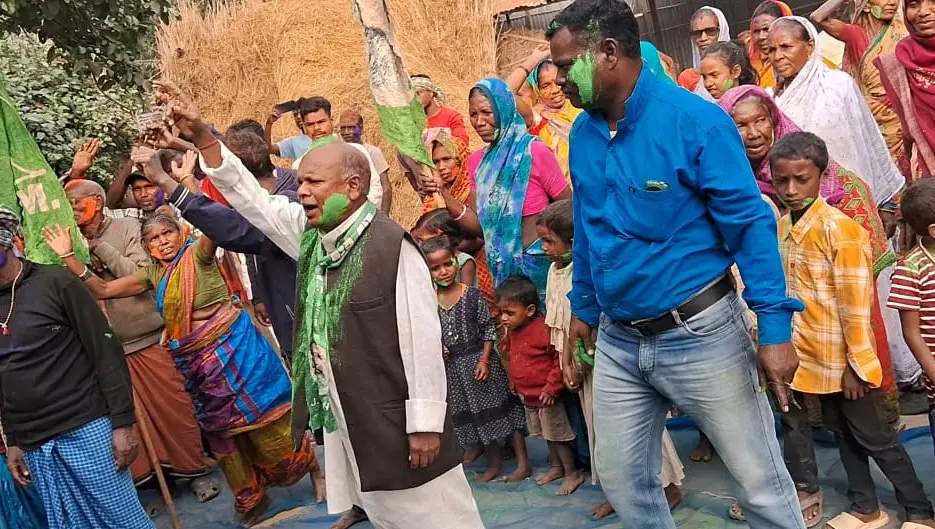 झारखंड में जीत पर झामुमो ने मनाया जश्न