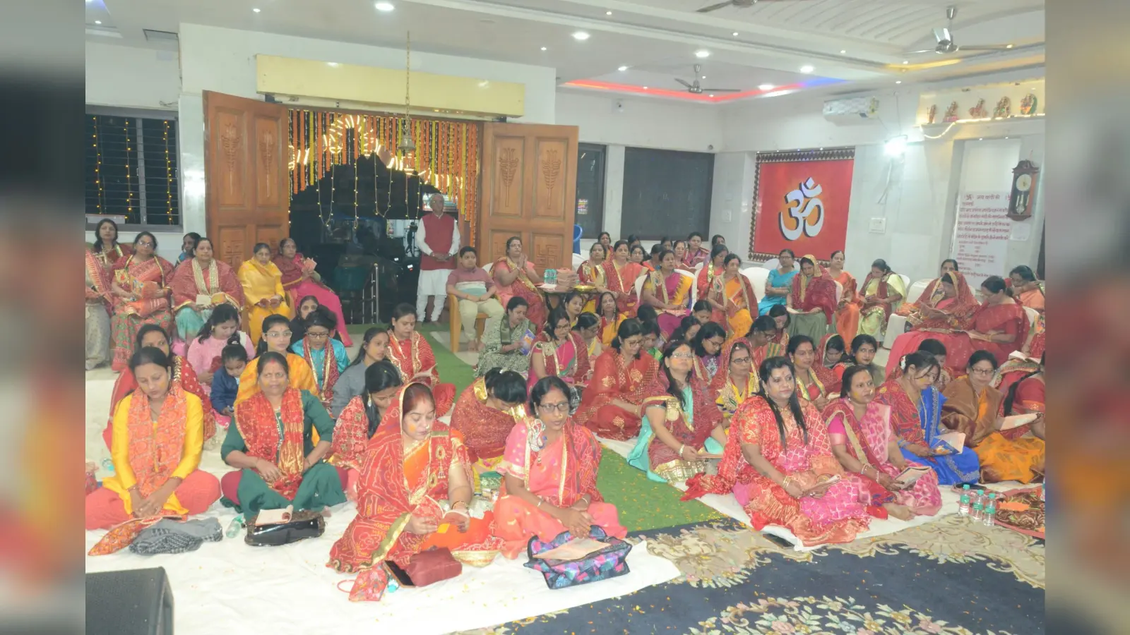 महिलाओं ने माता को ओढ़ायी चुनरी, गाये भजन