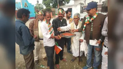 कांग्रेस कार्यकर्ताओं ने इंडिया गठबंधन की जीत पर बांटी मिठाई