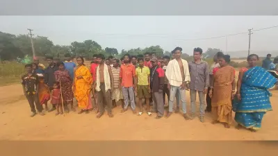 हाइवा के धक्के से बिजली के तीन पोल क्षतिग्रस्त