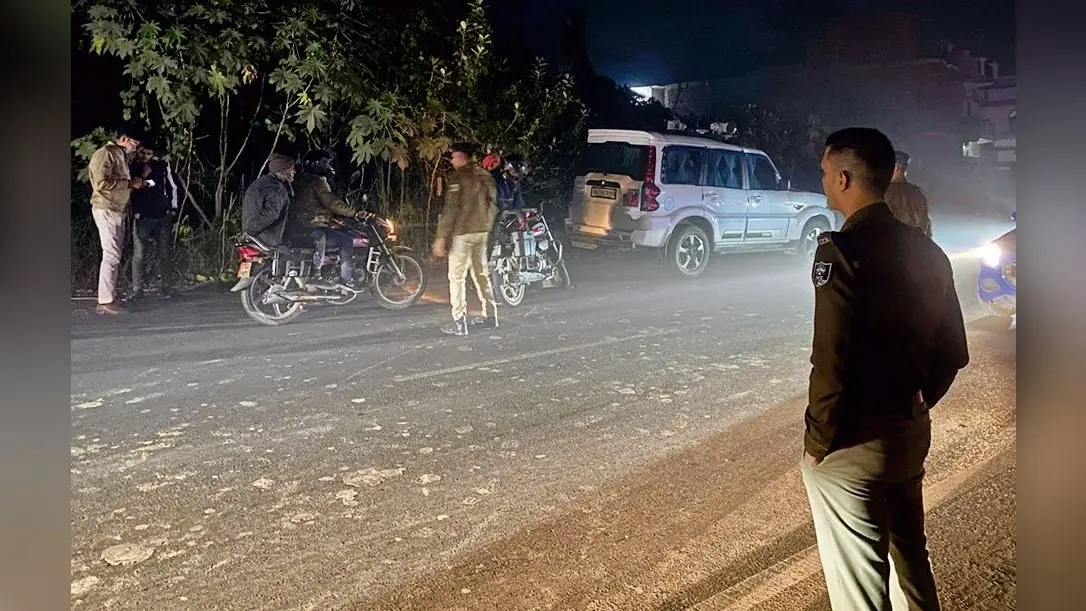 Gopalganj News : अपराधियों की धर-पकड़ के लिए पूरी रात चला सर्च अभियान, सड़क पर खुद उतरे एसपी