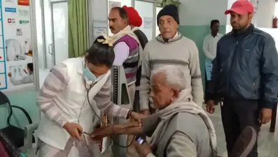 Giridih News: मरीजों को प्रदान की गयी नि:शुल्क शुगर जांच और ईसीजी सेवाएं