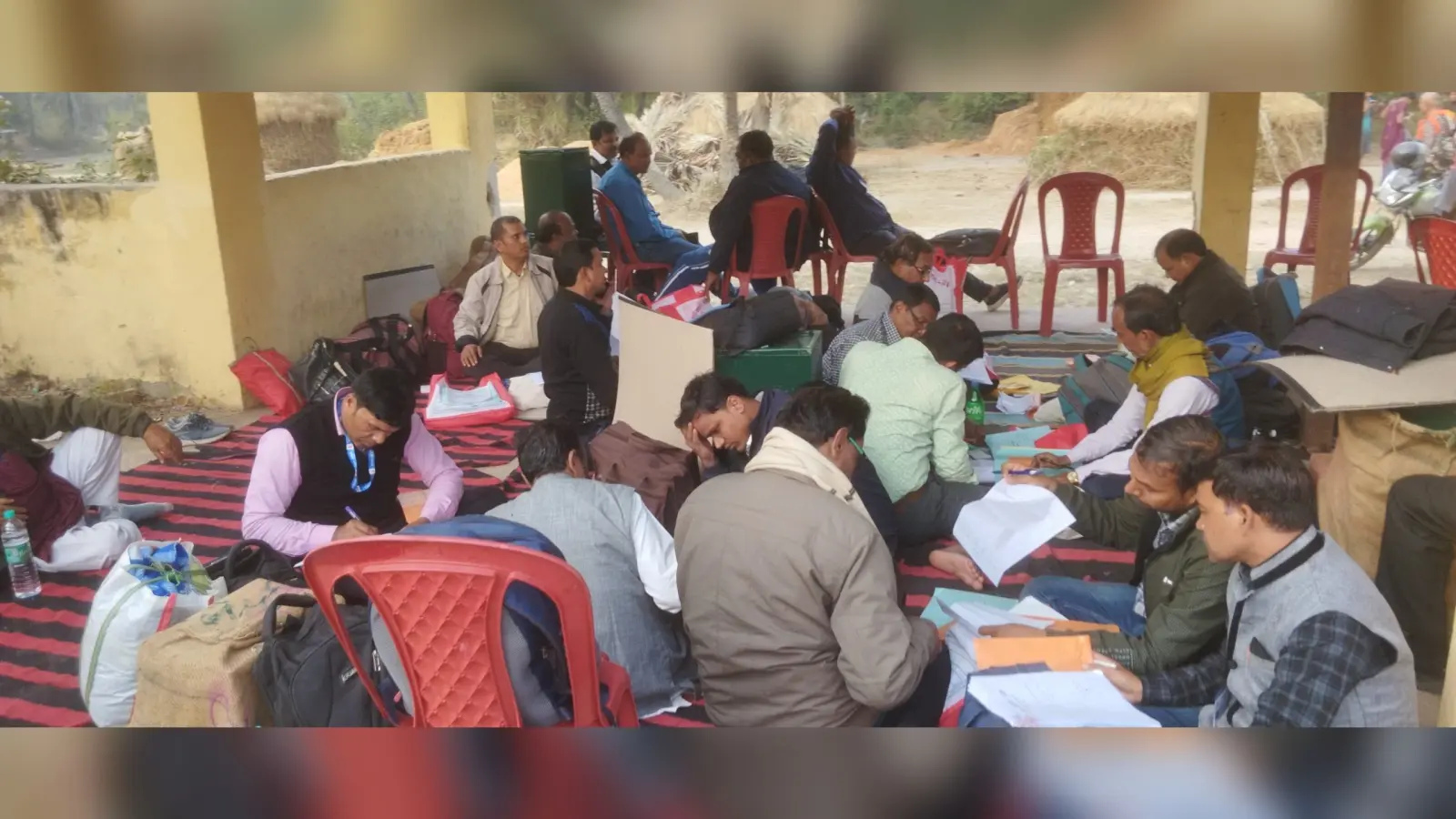 प्रखंड के दस पंचायत स्थित 23 बूथों पर 12689 मतदाता डालेंगे वोट: बीडीओ सामग्री के साथ चुनाव कर्मी रवाना