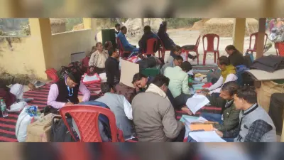 प्रखंड के दस पंचायत स्थित 23 बूथों पर 12689 मतदाता डालेंगे वोट: बीडीओ सामग्री के साथ चुनाव कर्मी रवाना
