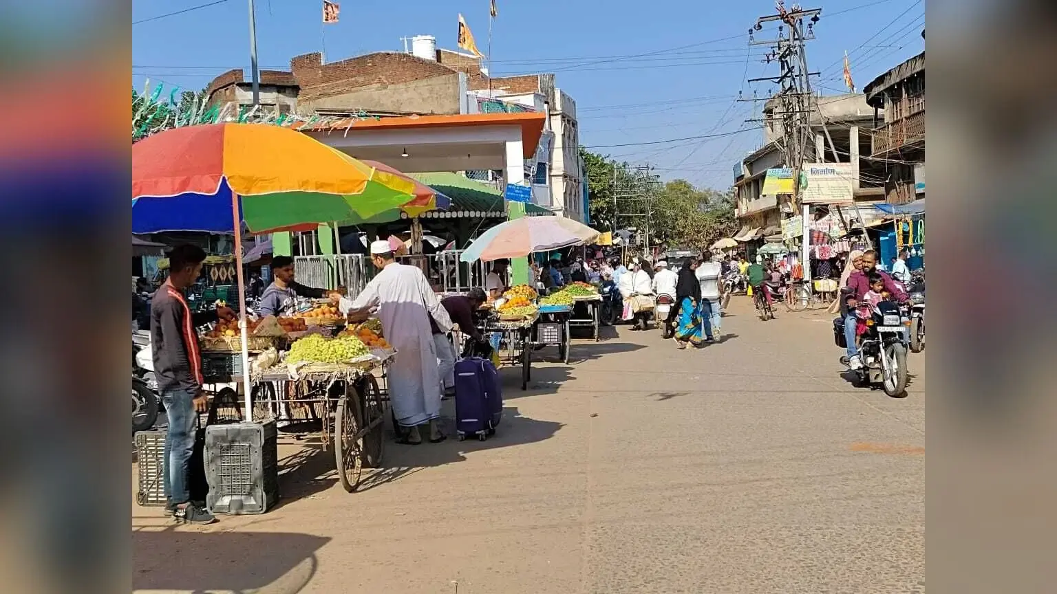 मधुपुर के बाजार व कई व्यस्त इलाकों की सड़कों का अतिक्रमण होने से हरेक दिन लगता है जाम
