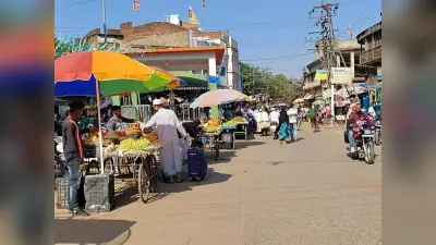 मधुपुर के बाजार व कई व्यस्त इलाकों की सड़कों का अतिक्रमण होने से हरेक दिन लगता है जाम