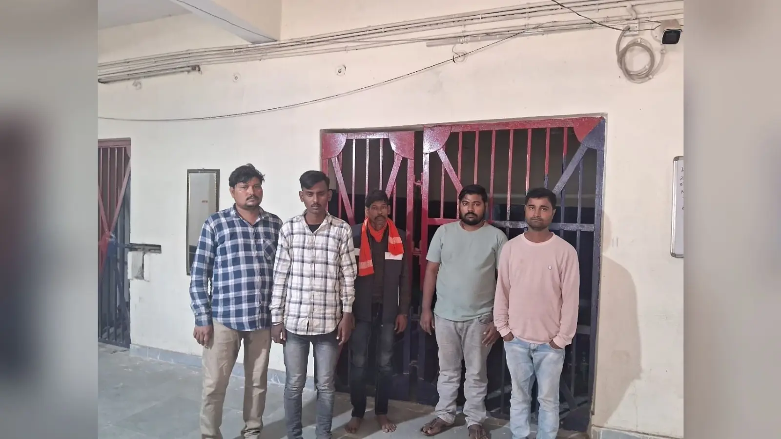 एक नंबरी लॉटरी के अड्डे पर छापेमारी, पांच धंधेबाज गिरफ्तार