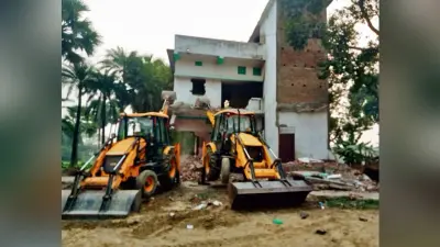 hajipur news. सरकारी भूमि का अतिक्रमण कर बनाये गये मकान को तोड़ा