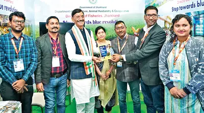 Ranchi News : मत्स्य विभाग का स्टॉल देखने गये संजय सेठ