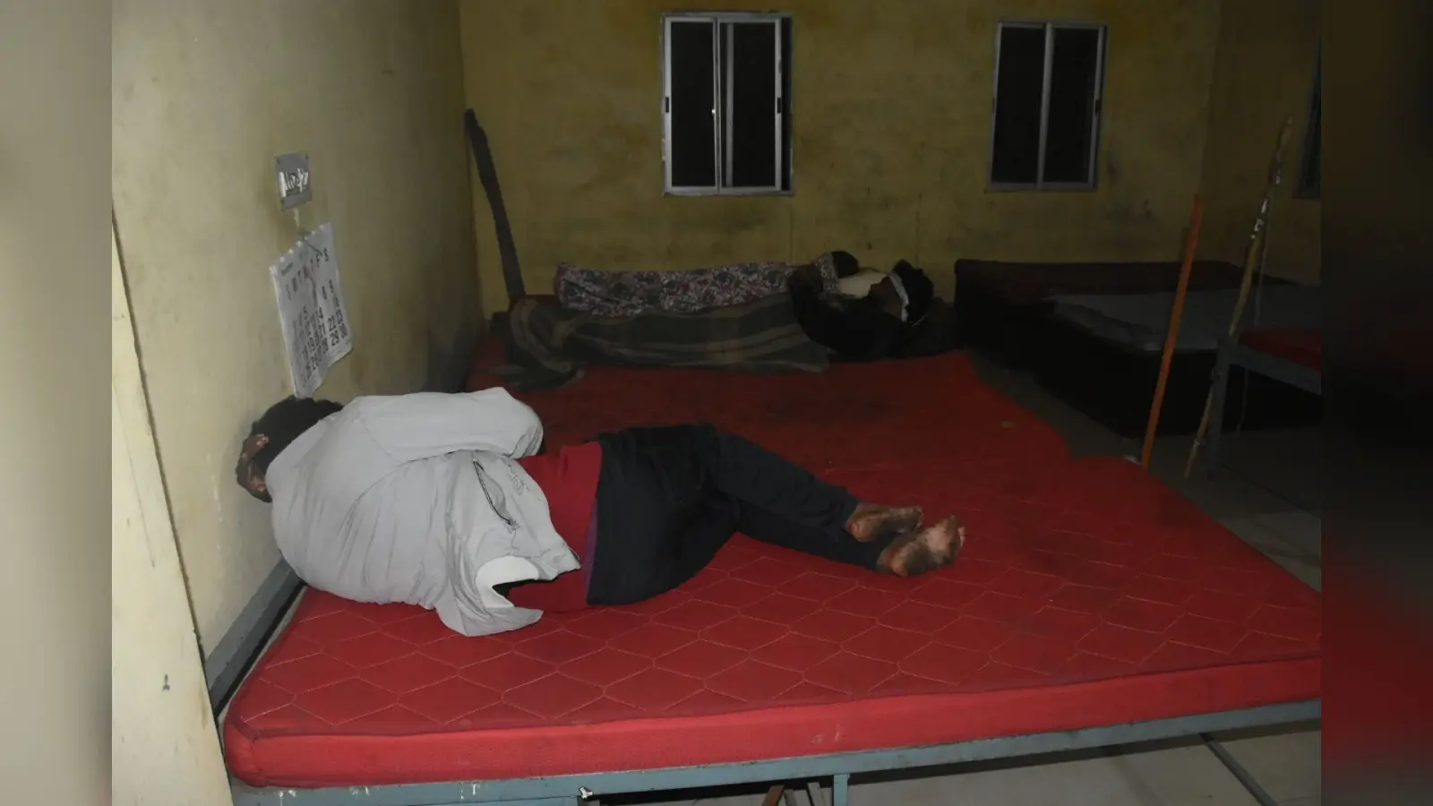 DHANBAD NEWS : बिजली कटने पर महिला आश्रय गृह में हो जाता है अंधेरा, शाम होते ही घर चली जाती हैं केयर टेकर