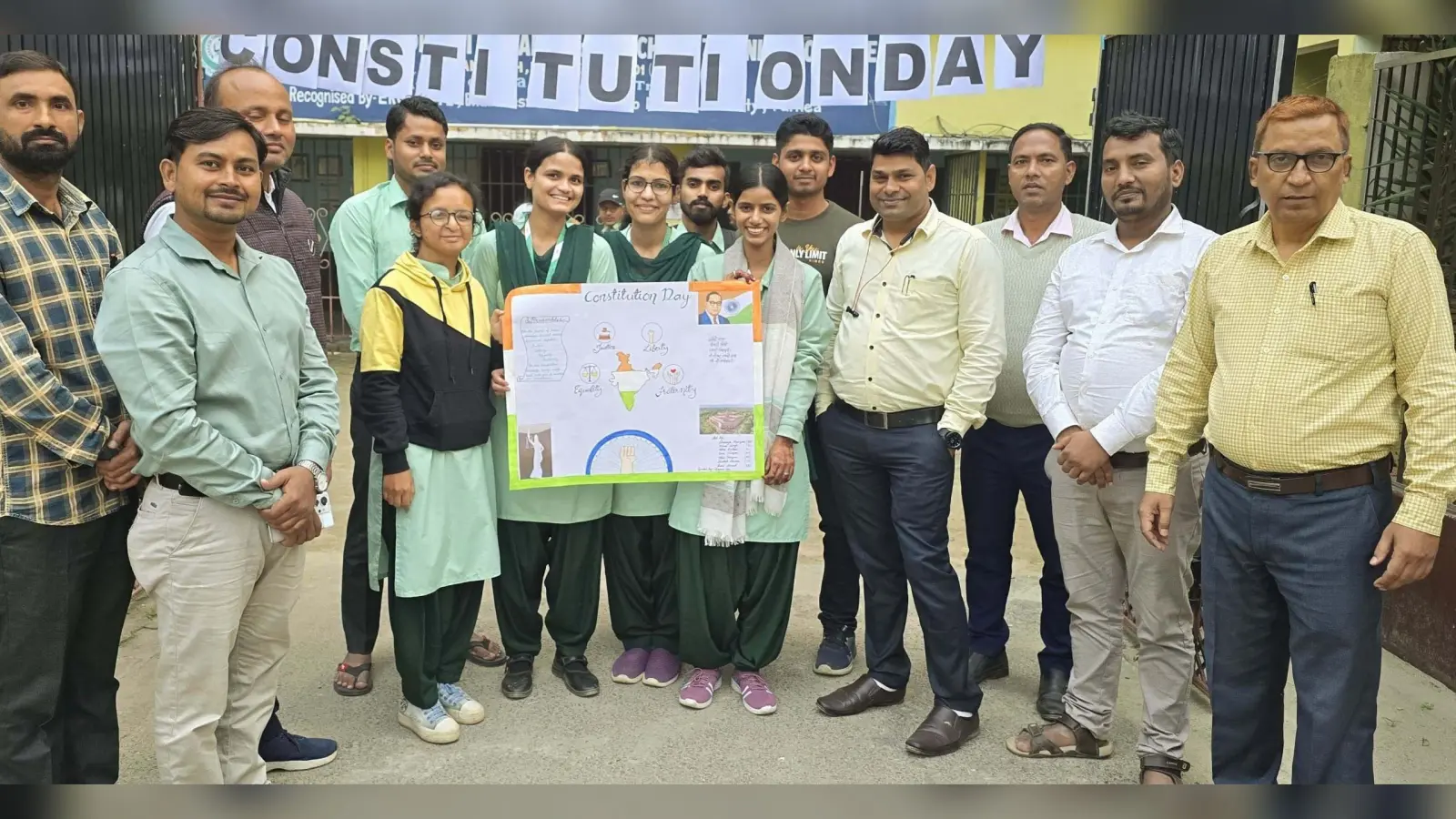 संविधान दिवस पर बीएड टीचर्स ट्रेनिंग कॉलेज में पोस्टर प्रदर्शनी