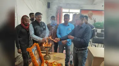 मंडरो में प्रखंड कर्मियों ने मनाया संविधान दिवस