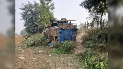 Madhubani News. एनएच पर दो ट्रक पलटा, बाल बाल बचे चालक व खलासी