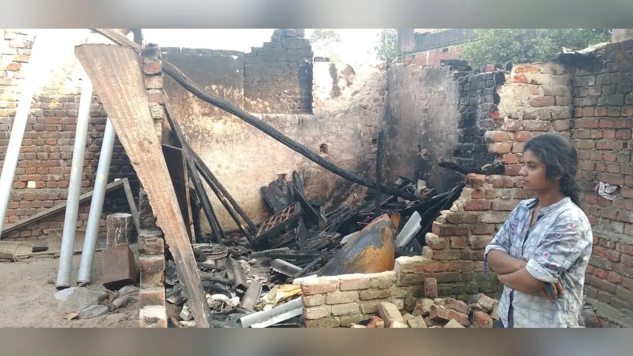 Giridih News: घर में आग लगा देने का आरोप, थाना से इंसाफ की गुहार