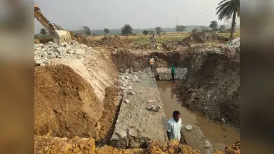Ghatshila news : डुमरिया-कोवाली सड़क निर्माण में लेटलतीफी से आक्रोश, पुलिया निर्माण में क्रशर का डस्ट मिलाने का विरोध