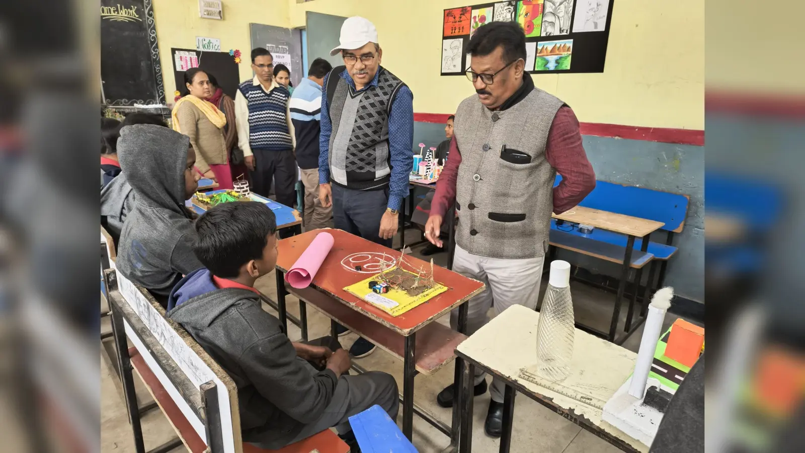 Ghatshila news : बाल वैज्ञानिकों की सोच व मॉडल को जजों ने सराहा