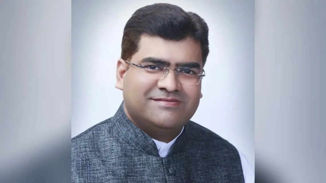भारतीय संविधान के संस्कृत भाषा में रूपांतरण के सहयोगी रहे प्रो रंजीत कुमार मिश्रा को लोगों ने दी बधाई