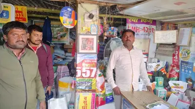 थाना से महज तीन सौ मीटर की दूरी पर तीन दुकानों से नकदी समेत लाखों की संपत्ति चोरी