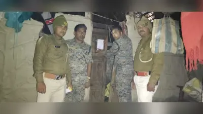 फरार वारंटी के घर चिपकाया गया इश्तेहार