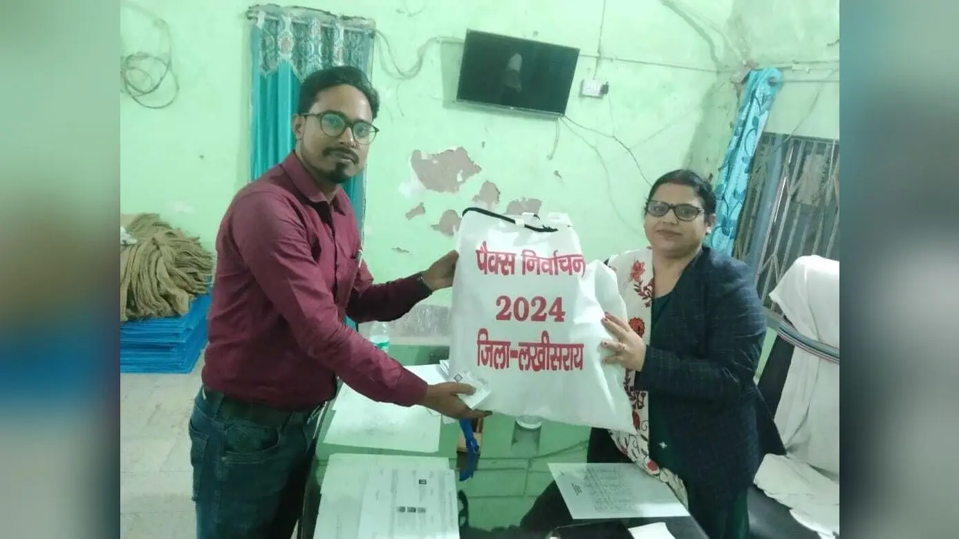 मतदान कर्मियों के बीच मतदान सामग्री वितरित