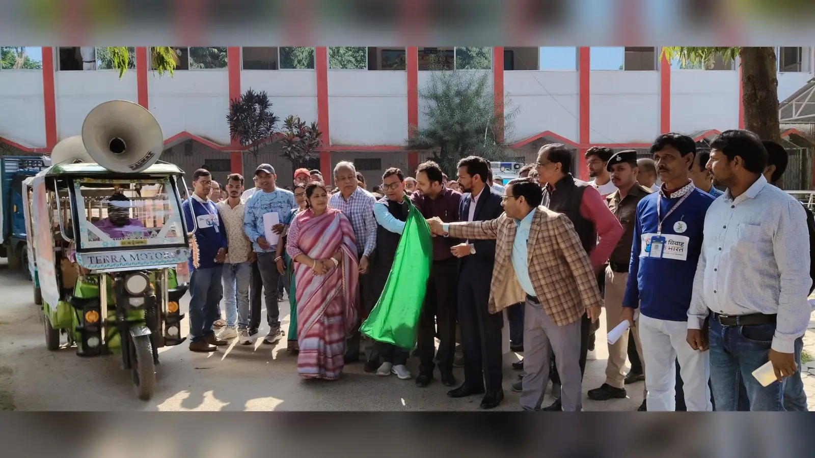 बाल विवाह मुक्त अभियान के जागरूकता रथ को डीएम ने हरी झंडी दिखाकर किया रवाना