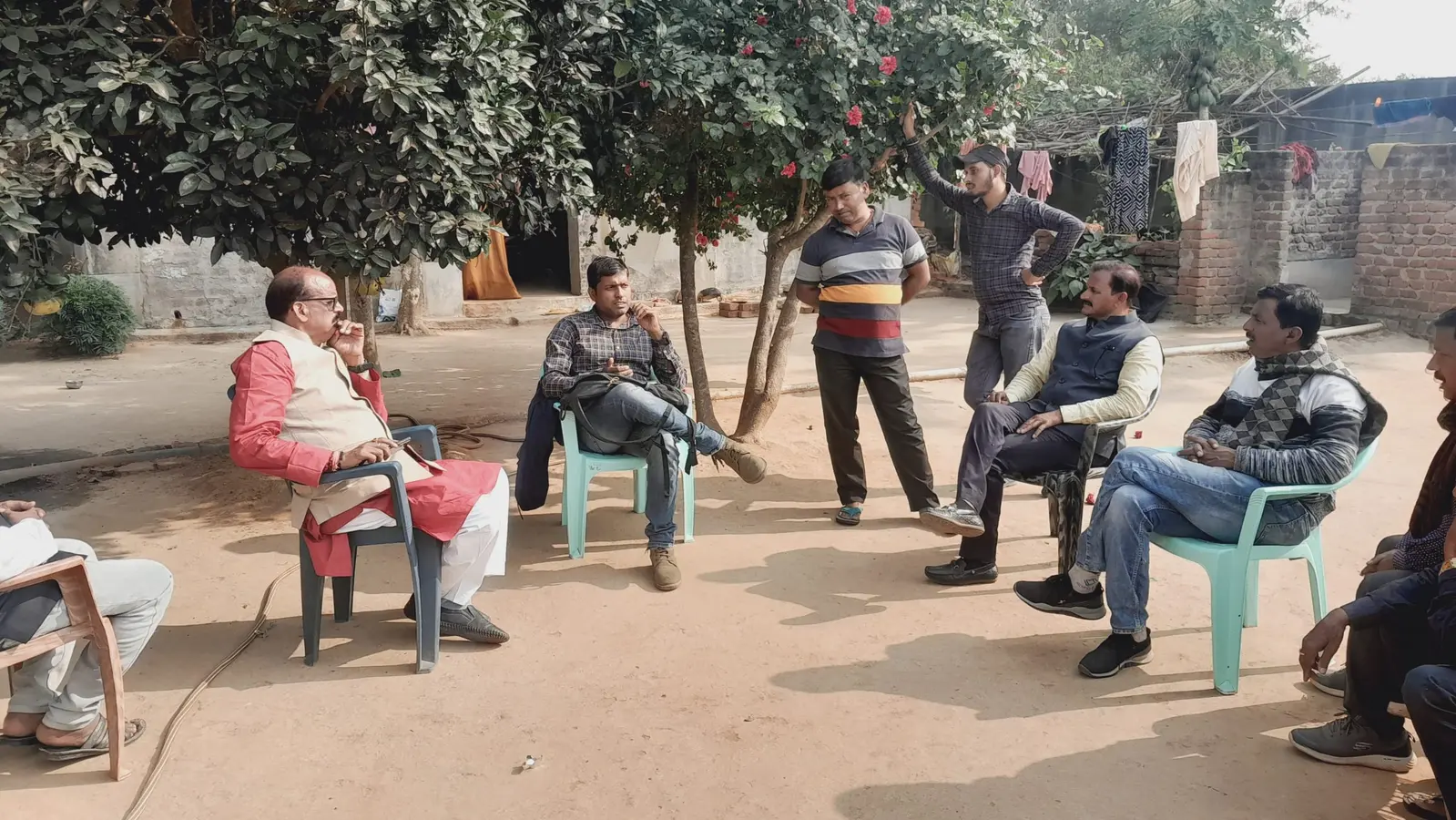 मृतक के परिजनों से मिले विधायक प्रतिनिधि, परिजन को दी सांत्वना