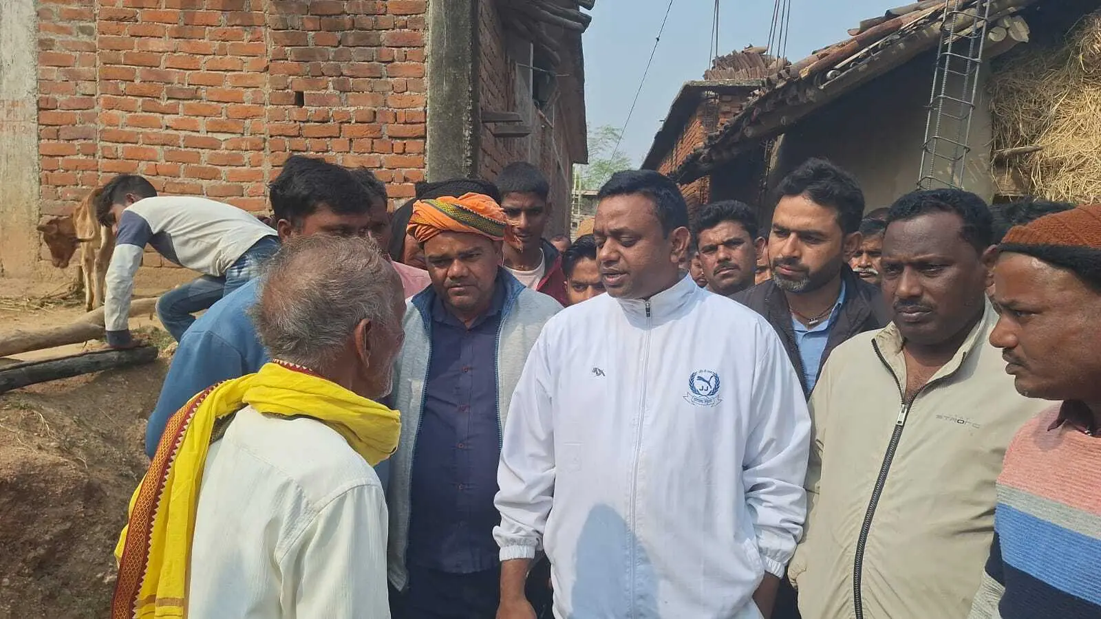 Giridih News: सरिया पुलिस की पिटाई से क्षुब्ध युवक ने पंखे से लटक कर दे दी जान