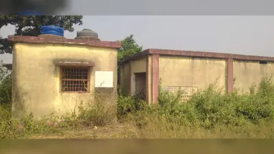 Giridih News :रख-रखाव के अभाव में बेकार हुआ सात लाख का सामुदायिक शौचालय