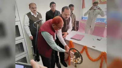 उर्दू वाद-विवाद प्रतियोगिता के सफल विद्यार्थियों के बीच पुरस्कार वितरित