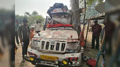 BOKARO NEWS: अनियंत्रित होकर पिकअप वैन पेड़ से टकरायी, चालक गंभीर रूप से जख्मी