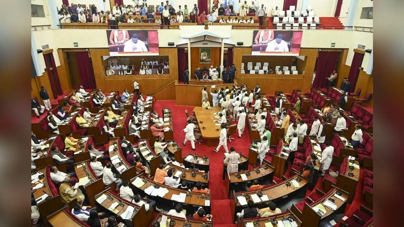 Bhubaneswar News: खाद्य आपूर्ति मंत्री के इस्तीफे की मांग पर कांग्रेस व बीजद ने विस से किया बहिर्गमन