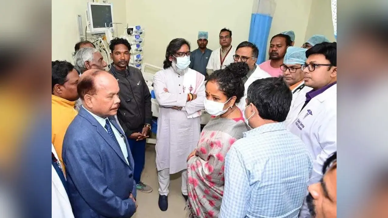 Ranchi News : बिरसा मुंडा के वंशज से मिले मुख्यमंत्री, चिकित्सकों से ली जानकारी