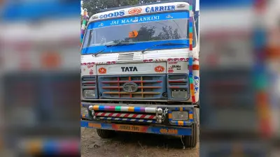 Ghatshila News : ग्रामीणों ने बालू लदा दो हाइवा पकड़ा, चालक भागे