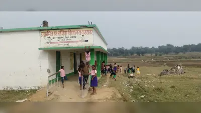 स्कूल में शिक्षकों की कमी, पढ़ाई होती नहीं, खेलकूद में कट रहा समय