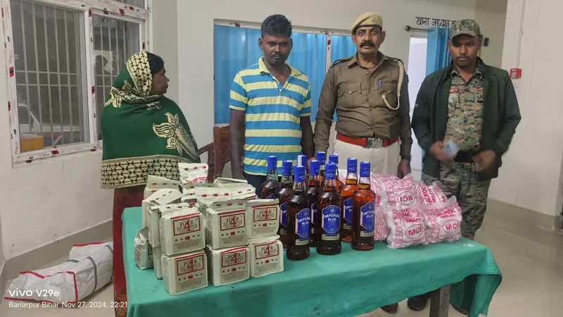 देसी व विदेशी शराब के साथ महिला सहित तीन गिरफ्तार
